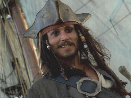 Johnny Depp se viste de Jack Sparrow y los fans piden su regreso a Piratas del Caribe