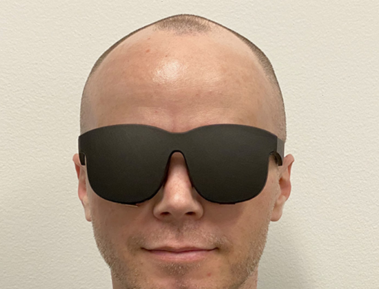 Facebook crea unas gafas de realidad virtual finas y compactas que parecen gafas de sol
