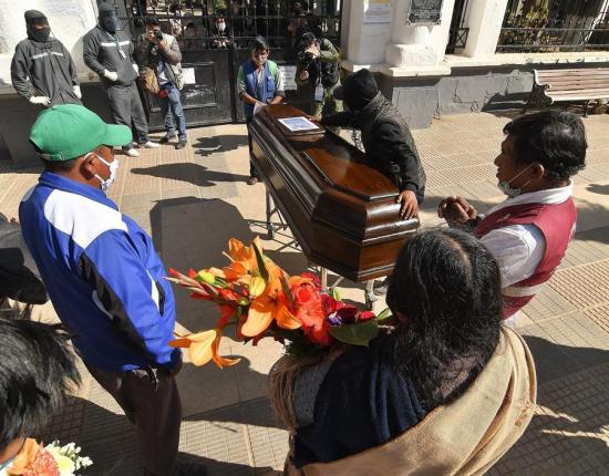 Vivir con muertos, el drama en una región boliviana al colapsar un cementerio