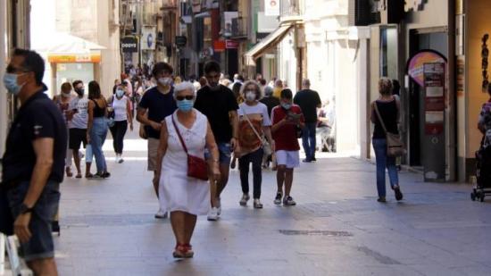 España, en alerta por COVID-19,  con la primera ciudad confinada por rebrote