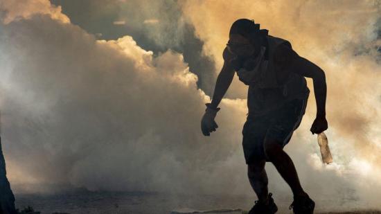 Un muerto y un bus quemado en nueva noche de protestas en Chile por pandemia
