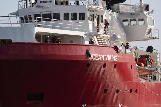 Italia dice que migrantes del 'Ocean Viking' harán cuarentena en otro barco