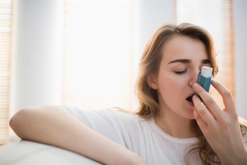 El asma y las alergias son más comunes en los adolescentes que se quedan despiertos hasta tarde