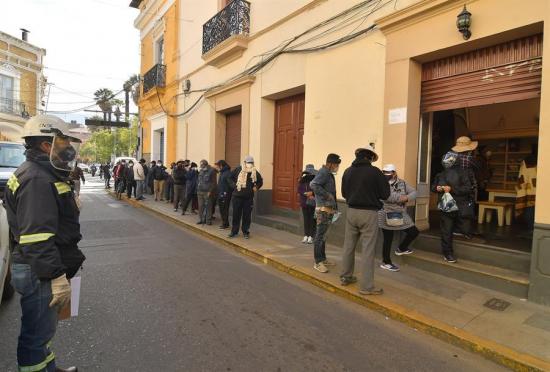 Largas filas en Bolivia por el dióxido de cloro pese a estar desautorizado