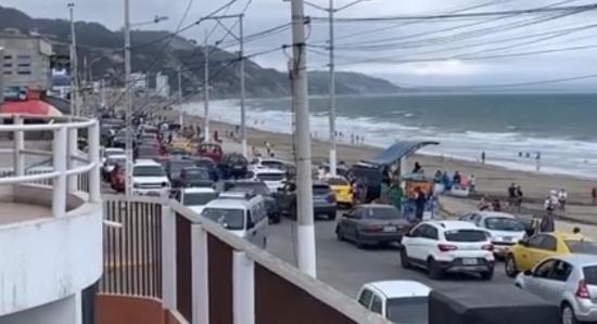 Más de 400 personas fueron desalojadas de la playa de Crucita durante el fin de semana