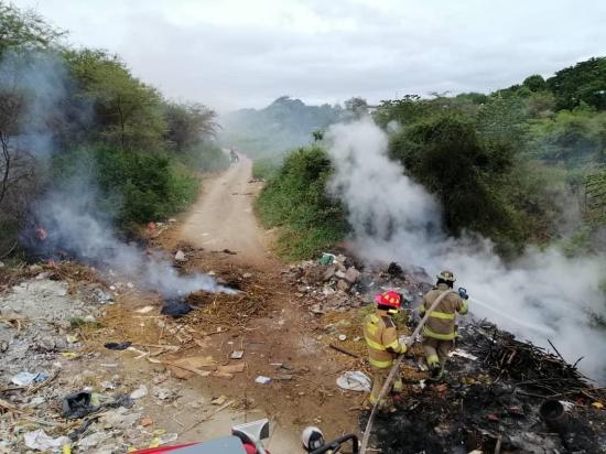 Manta: Bomberos controlan incendio forestal en San Juan