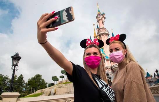 Disneyland París reabre tras la pandemia con mascarilla y con fe en el futuro