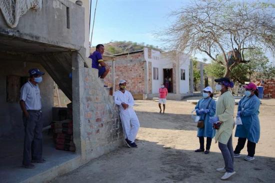 Las brigadas médicas visitan barrios de Manta brindando atención y medicina a contagiados de covid-19
