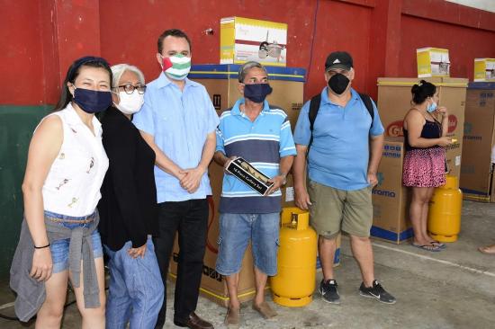 Comité de Guayaquil entregó ayuda a afectados por incendio en Portoviejo