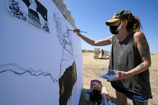 Decena de artistas pintan sobre el paisaje segoviano su visión de la pandemia