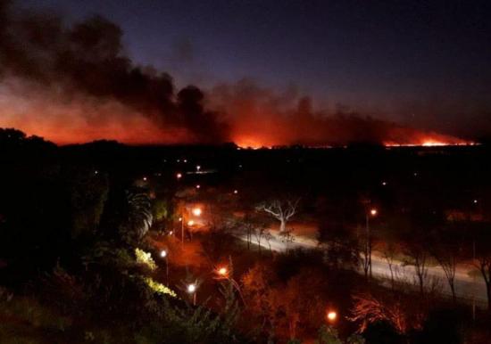 Avanzan los incendios en el delta del río Paraná en Argentina