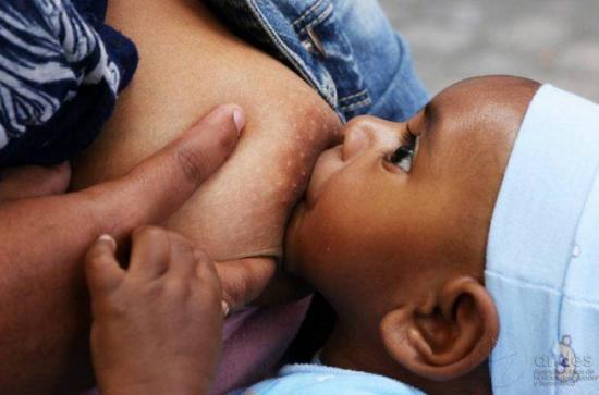 La lactancia materna mejora la salud de los bebés y sus madres