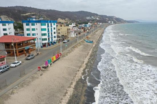 El COE cantonal de Portoviejo suspende la reapertura de la playa de Crucita