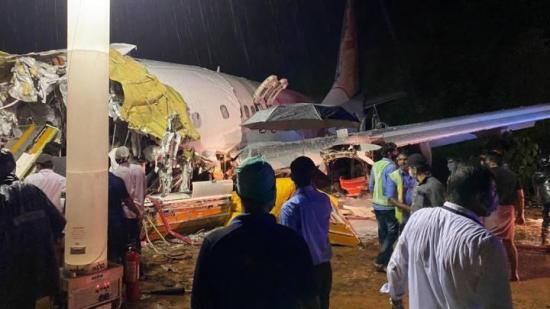 Ascienden a 17 los muertos tras salirse de la pista un avión al aterrizar en el sur de India