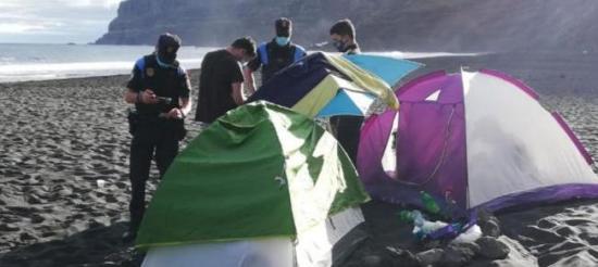 Desalojan campamento en una playa de España organizado para contagiar la covid-19