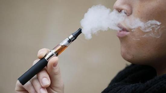 Usuarios de cigarrillos electrónicos tienen más probabilidades de contraer Covid-19