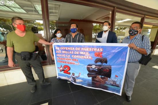 Autoridades y activistas de Ecuador piden control de pesca cerca de Galápagos