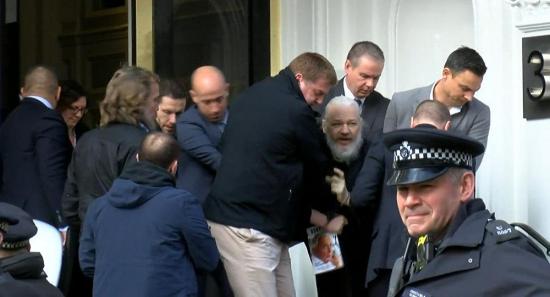 EE.UU. amplía acusaciones contra Assange y puede retrasar juicio de extradición
