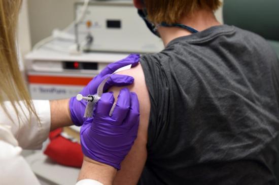 Entre miedo y esperanza: así es ser voluntario de una vacuna del coronavirus