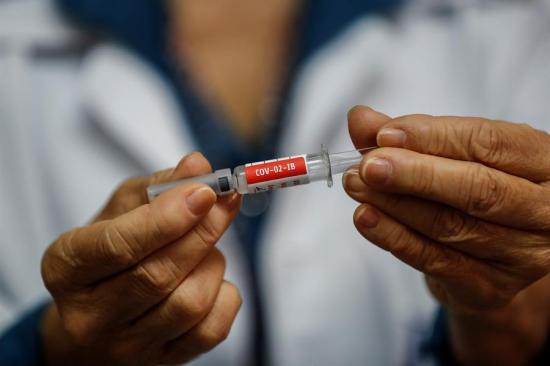 AstraZeneca suspende ensayos de la vacuna de Oxford por 'reacción adversa grave' de un voluntario