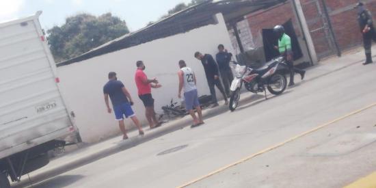 PORTOVIEJO: Motociclista queda herido tras un choque en la avenida del Ejército
