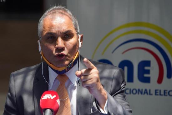 Fabricio Correa renuncia a su precandidatura presidencial para los comicios de 2021