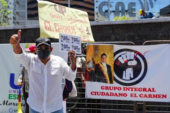 Correístas aguardan ante CNE por decisión sobre candidatura presidencial