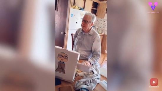 Sorprenden a un repartidor de pizzas de 89 años con una propina de 12.000 dólares