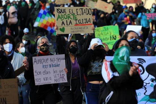 Mujeres en Ecuador exigen despenalizar aborto y critican unión Iglesia-Estado