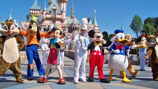 Cientos de trabajadores de Disney exigen ayuda en EE.UU. tras ser despedidos