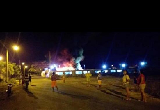 Incendio destruye varias áreas de una escuela en Rocafuerte