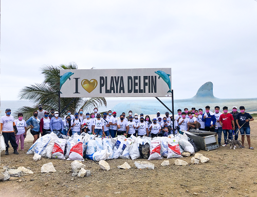 Empresa se une a la comunidad para limpiar una playa