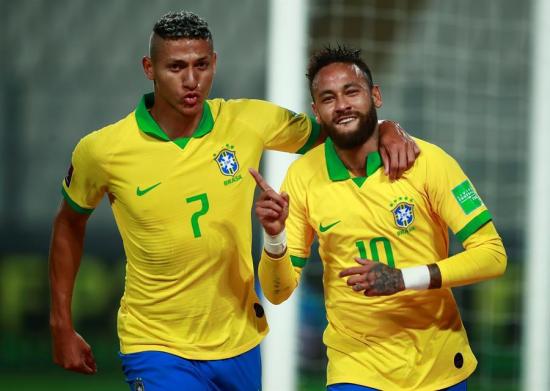 Brasil vence por 4-2 a Perú en el estadio Nacional de Lima, con un  Hat-Trick de Neymar