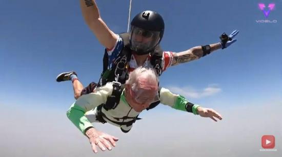 Un hombre de 103 años bate un récord mundial lanzándose en paracaídas