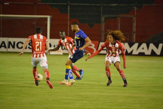 Técnico Universitario y Delfín empatan por 1-1 en el estadio Bellavista de Ambato