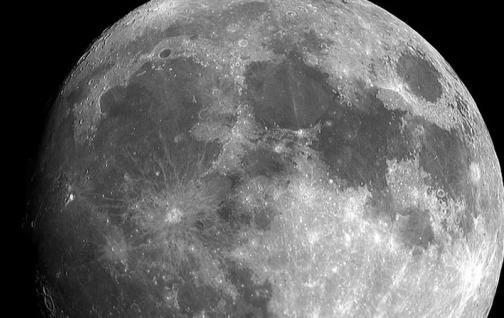 Hallan datos inequívocos de agua en la Luna y bolsas que pueden albergarla