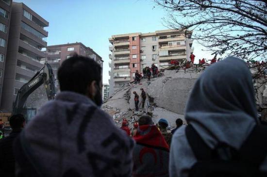 Vecinos de zona afectada por terremoto en Turquía huyen por temor a derrumbes