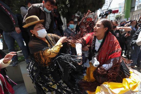 Una rueda de prensa termina en una pelea al modo de la lucha libre boliviana