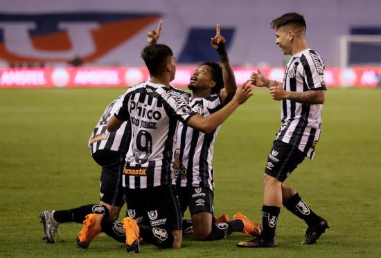 Santos aprovecha fragilidad de Liga de Quito y se acerca a los cuartos de final