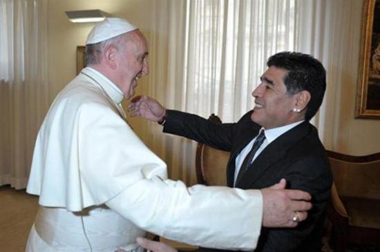 El papa Francisco recuerda ''con afecto'' y oración a Maradona