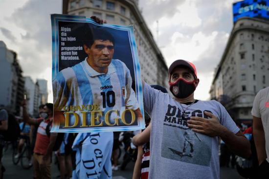 Los hinchas dejan de lado su rivalidad para despedir a Maradona