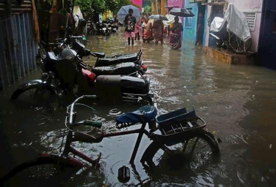 Al menos 3 muertos tras el paso del ciclón Nivar en la costa india