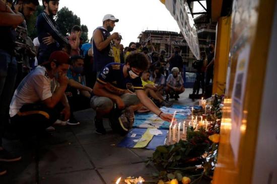 Aficionados de Maradona crean un 'altar' en su honor afuera de La Bombonera