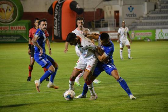 Emelec vence 3-2 a Mushuc Runa en el estadio Bellavista de Ambato