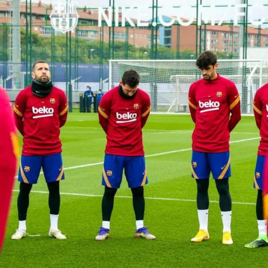 Minuto de silencio por Maradona en el entrenamiento del Barcelona