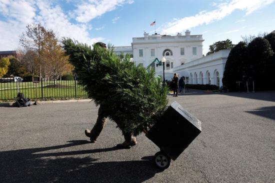 Melania Trump presenta la decoración navideña de la Casa Blanca tras polémica