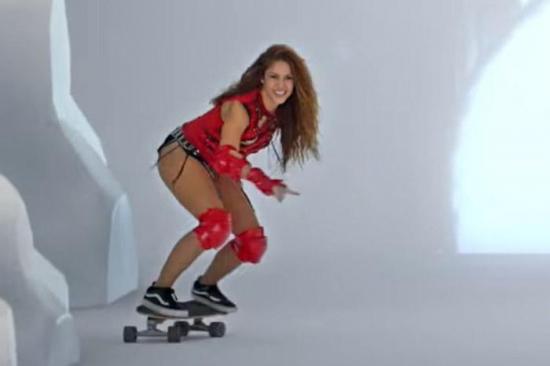 Shakira se convierte en una 'skater' para 'Girl Like Me' con Black Eyed Peas