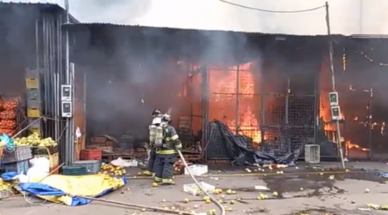Comerciantes afectados por incendio en mercado de Quito serán reubicados