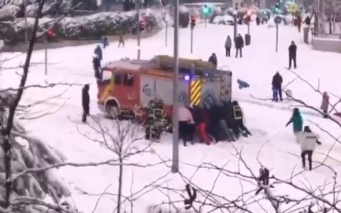 Un grupo de ciudadanos rescata un camión de bomberos de Madrid atrapados en la nieve