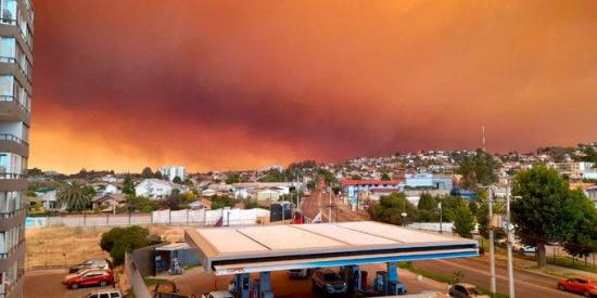Incendio forestal en el centro de Chile obliga a evacuar a 25.000 personas